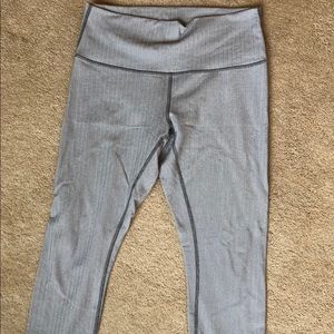 Lululemon women’s gray & white Capri pant
